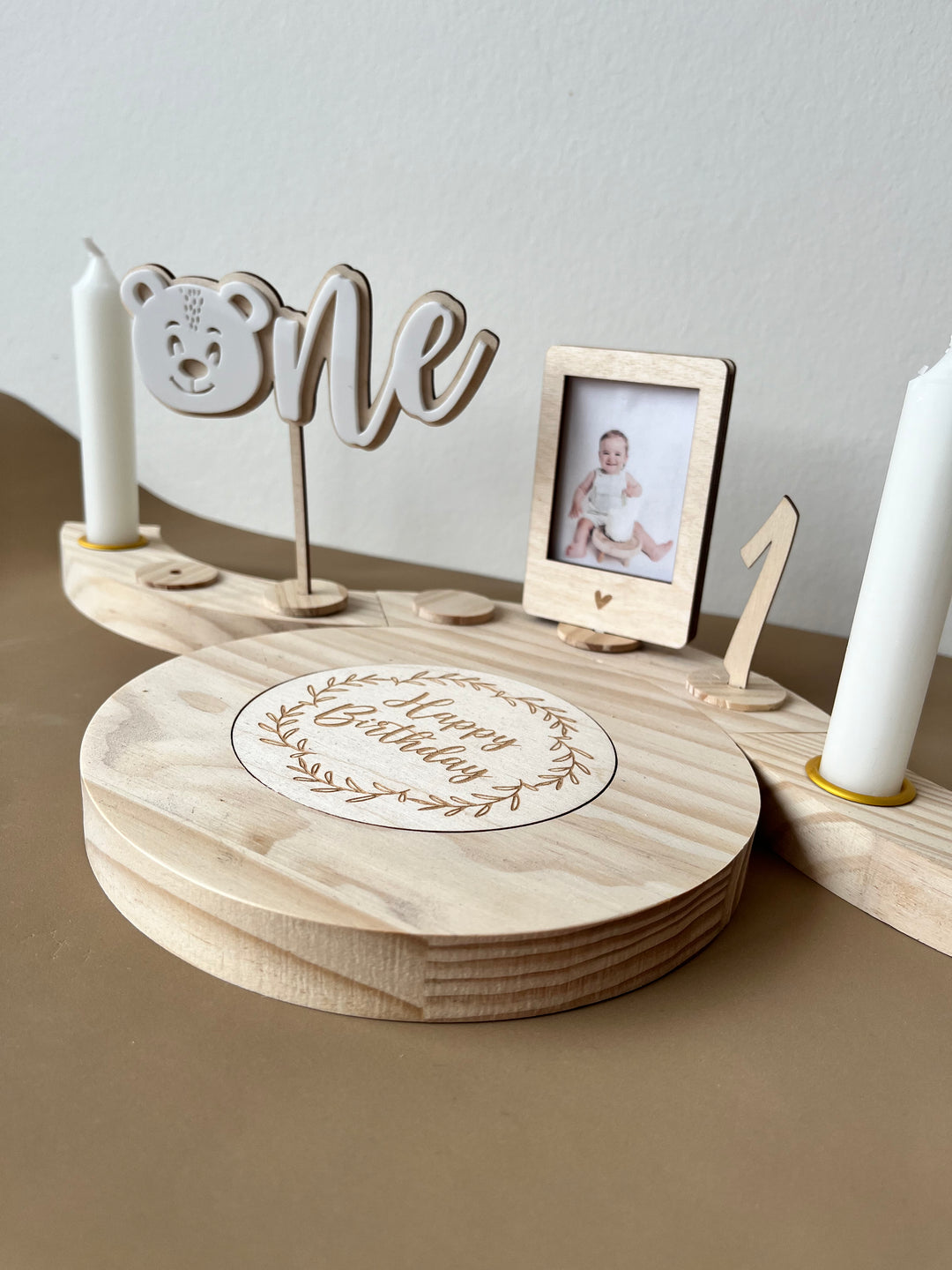 Personalisierter Fotohalter Stecker aus Holz – Wiederverwendbare Kuchendeko für Geburtstagskranz & Geburtstagsteller