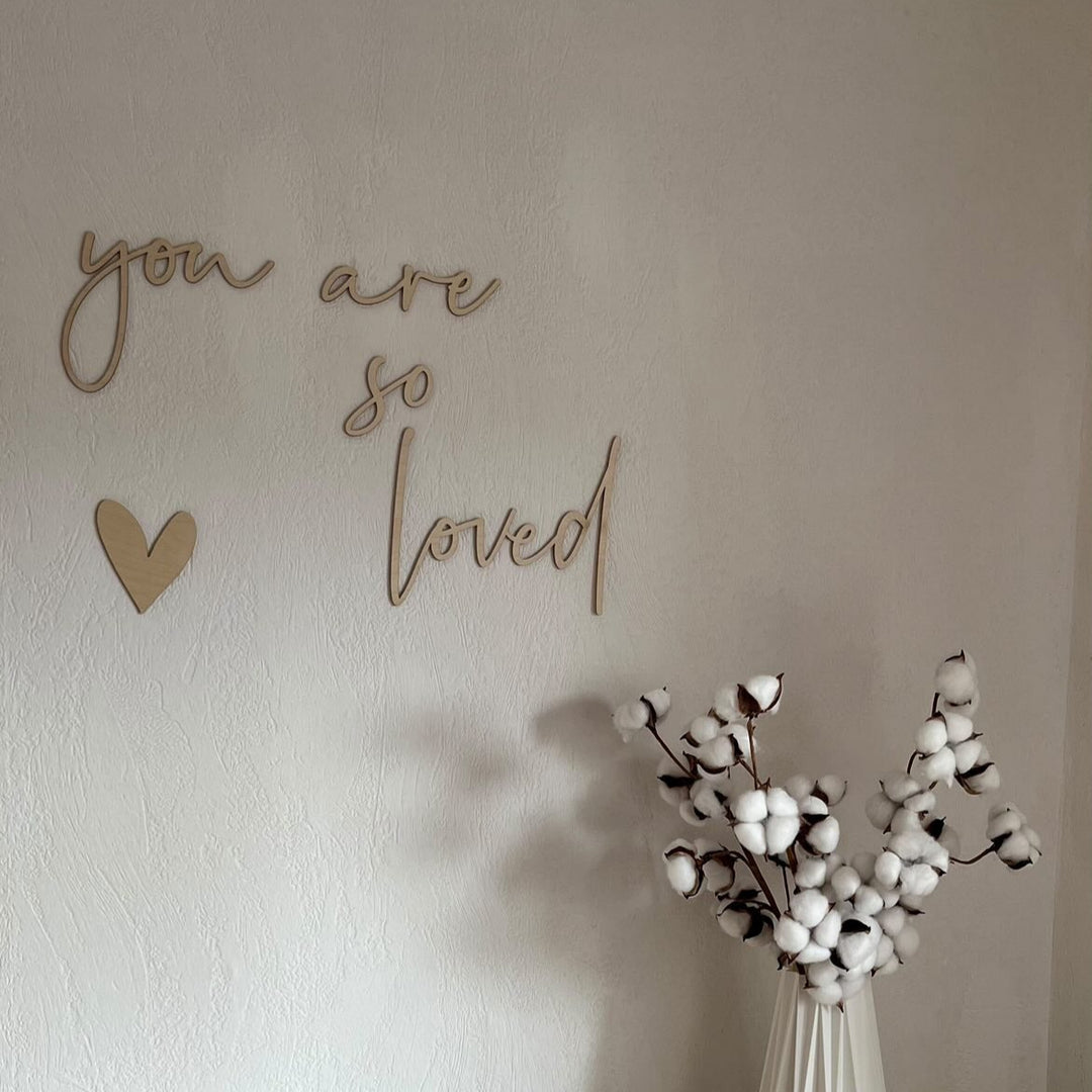 Schriftzug - 'you are so loved' mit Herz