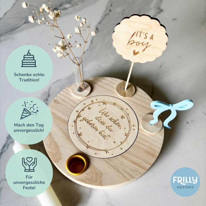Geburtstagsteller It's a Boy Set – Holz-Set mit „Wie schön dass du geboren bist“ & Schleifen-Stecker