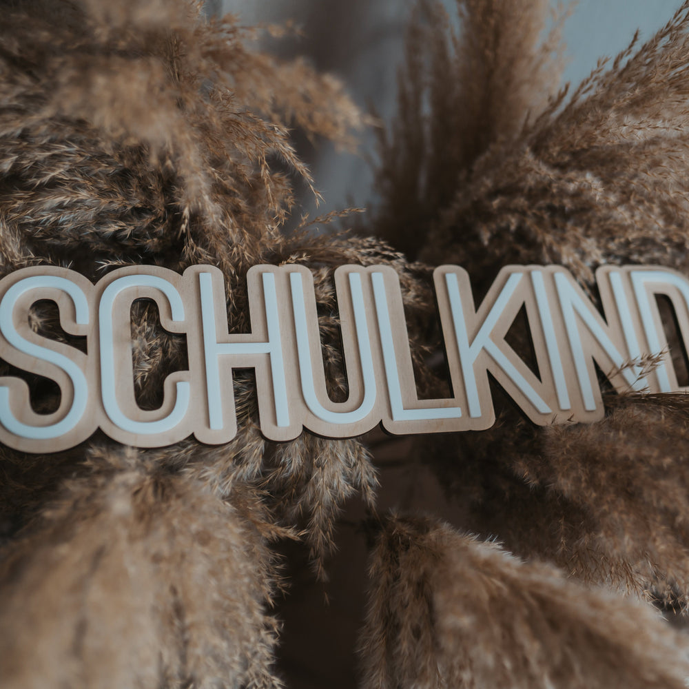 ein Schulkind Schriftart aus Holz und Acryl, perfekt für die Einschulungsbilder.