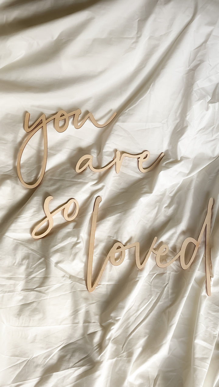 Schriftzug - 'you are so loved' mit Herz