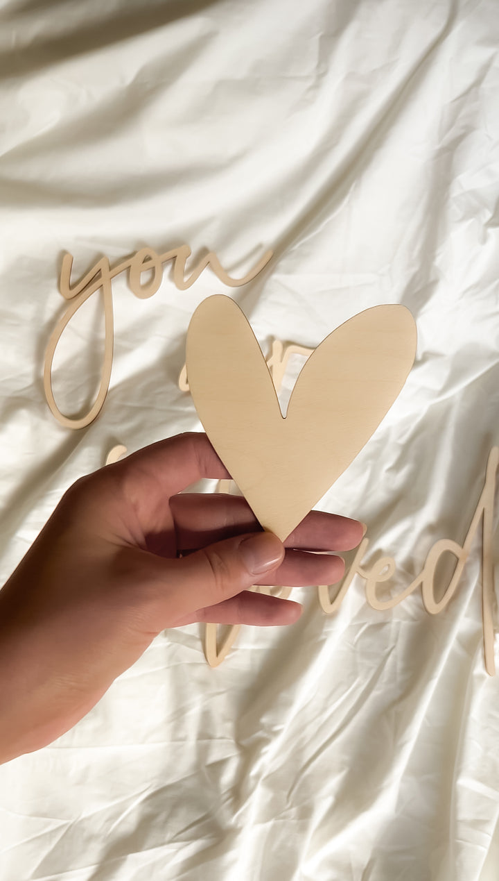 Schriftzug - 'you are so loved' mit Herz