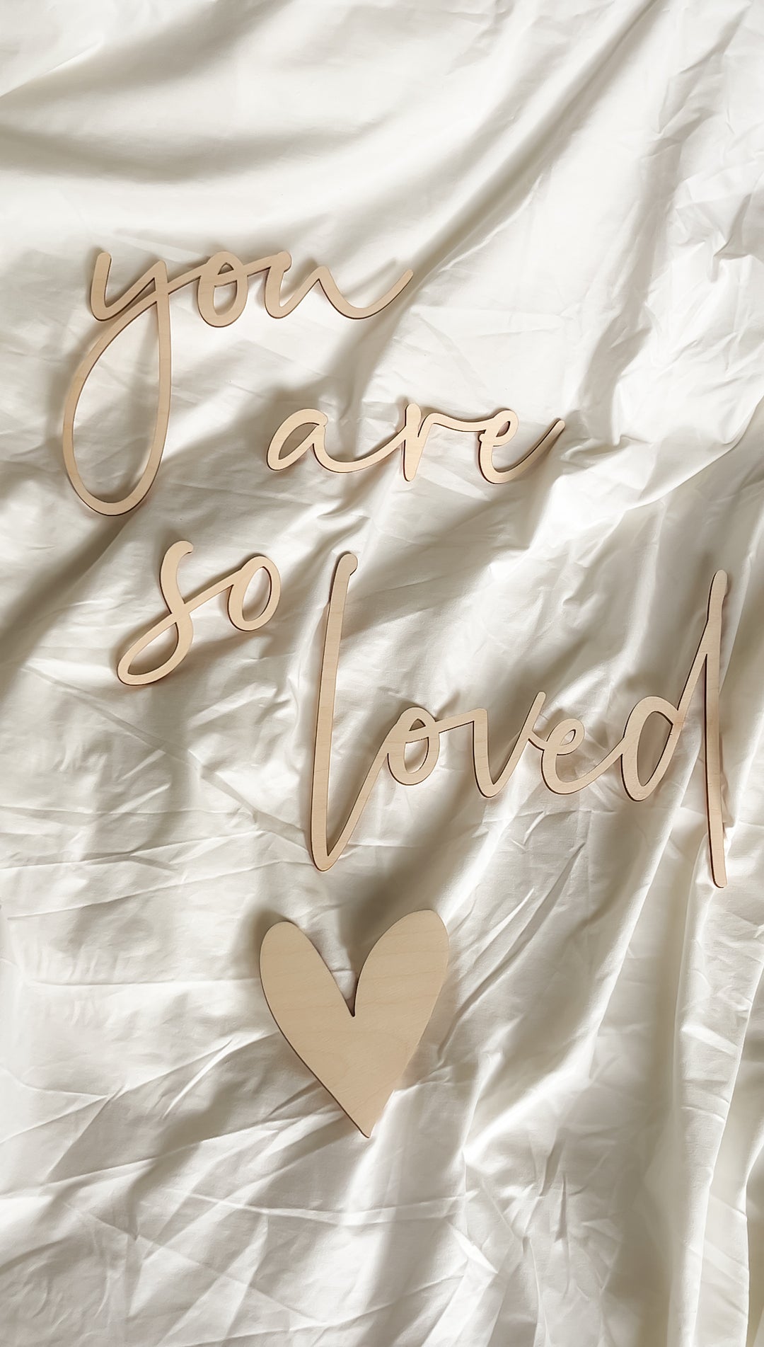 Schriftzug - 'you are so loved' mit Herz