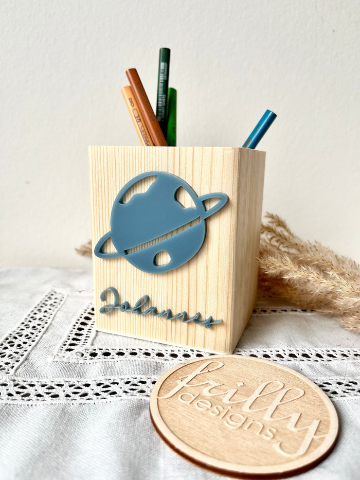 Personalisierter Stiftehalter aus Holz mit 3D Motiv